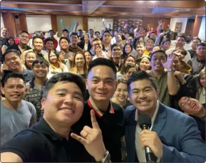 CEO Henry Duy taking a selfie with partners and experts at the international marketing event
